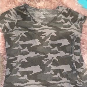 Camo everyday v-neck tee